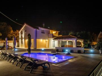 Brand new countryside villa with heated pool 30 min from the coast