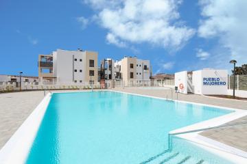 HomeForGuest Flat with large terrace in modern residential complex with swimming pool