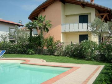 Elegant Holiday Home in Lazise with Swimming Pool near Lake