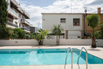 Apartamento moderno con piscina y parking cerca de la playa