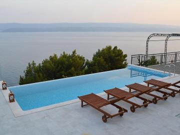 Sea view apartment with a shared pool