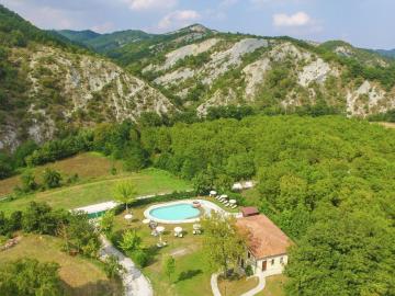 Luxurious Mansion in Apecchio with Swimming Pool