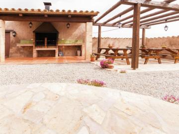 Comfy Cottage in Maians with Swimming Pool