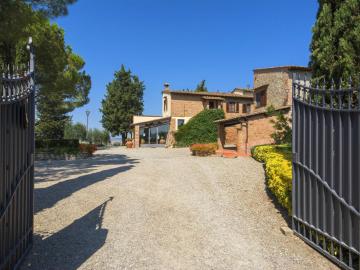 Flat with shared pool and air conditioning