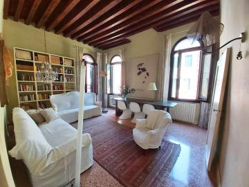 GORGEOUS VENETIAN APARTMENT WITH CANAL VIEW