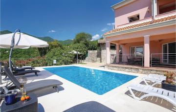 Nice home in Icici with 5 Bedrooms, Outdoor swimming pool and Heated swimming pool