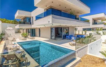 Amazing home in Marina with 4 Bedrooms, Outdoor swimming pool and Heated swimming pool