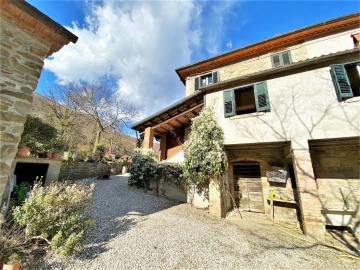 Holiday home in Umbrian hills with fenced garden and terrace