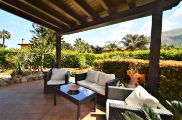 SC034 Villa with swimming pool surrounded by greenery, ideal for friends an