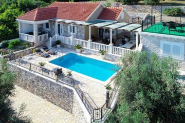 Secluded luxury Villa with sea view and pool
