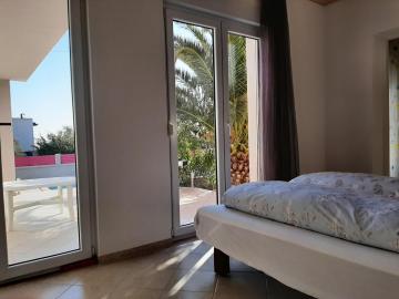 Helles Doppelzimmer mit Bad, Terrasse und Pool, seperater Eingang, Liznjan, Istrien
