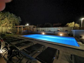 Apartment olive tree garden&poll view 4 plus 2, 130 m2 with tiki bar