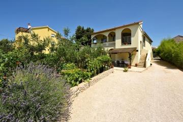 Apartment in Pakoštane with terrace, air conditioning, WiFi, washing machine (4899-1)