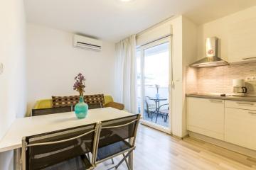 A1 - spacious apt with the sea view & use of pool