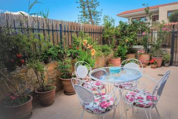250 metres from the sea an independent tiny house with a yard full of flowers! Spitaki the Little House!
