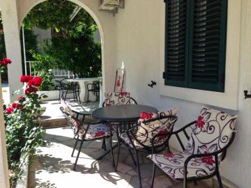 A2 - apt w patio just 3 min walking to the beach