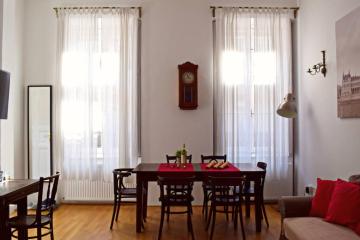 Central Budapest Apartment in Historical Building With Free Private Parking