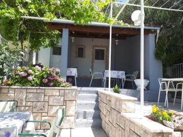 Apartment in Omiš with sea view, terrace, Wi-Fi (161-2)