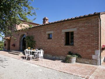Hilltop farmhouse in Castelnuovo Berardenga Tuscany with BBQ