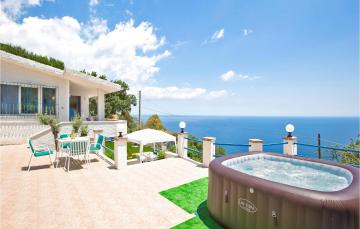 Beautiful home in Staletti with 4 Bedrooms, Jacuzzi and WiFi