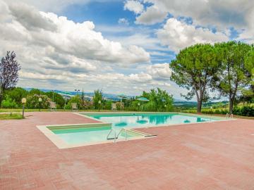 Snug Apartment in Gambassi Terme Fi with Tennis Court