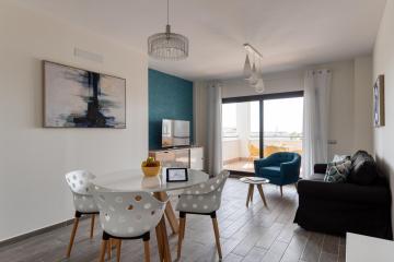 HomeForGuest Apartamento en residencia de lujo con terraza y piscina