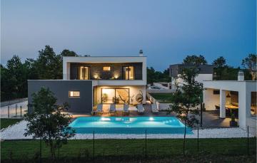 Amazing home in Sivati with 3 Bedrooms, Jacuzzi and WiFi