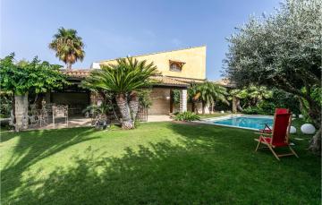 Awesome home in Marina di Modica with 3 Bedrooms, WiFi and Private swimming pool