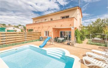 Beautiful home in Vidreres with 3 Bedrooms, WiFi and Outdoor swimming pool