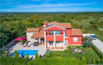 Awesome home in Bratulici with 3 Bedrooms, WiFi and Outdoor swimming pool