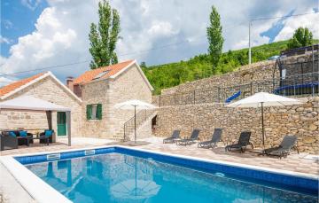 Nice home in Ricice w/ Outdoor swimming pool, WiFi and 4 Bedrooms