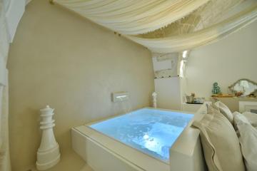 Eurydice Suite with Infinity Jacuzzi