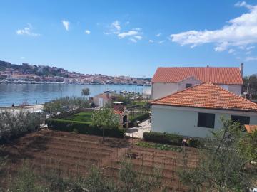 House Petar by sea