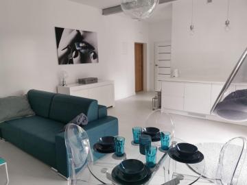 PRZYTULNY APARTAMENT Z KOMINKIEM PRZY JEZIORZE