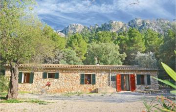 Beautiful home in Estellencs with 3 Bedrooms, Jacuzzi and WiFi