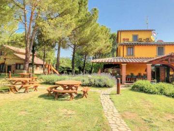 Colours and scents from Tuscany await you in this wonderful property