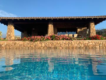 Santa Teresa Gallura, villa vista mare con ampio giardino, piscina riscaldata, WI-FI - IUN Q5020