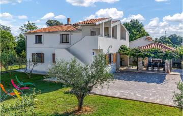 Amazing home in Medulin with 3 Bedrooms and WiFi
