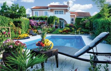 Awesome home in Cavle with 3 Bedrooms, WiFi and Outdoor swimming pool