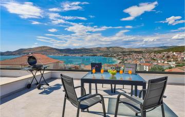 Beautiful apartment in Okrug Gornji with Outdoor swimming pool, WiFi and 2 Bedrooms