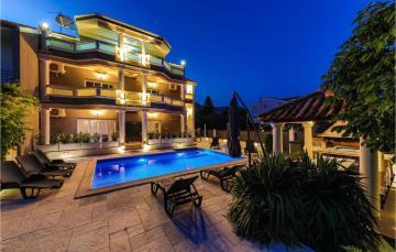 Beautiful apartment in Kastel Stafilic with 4 Bedrooms, Sauna and WiFi