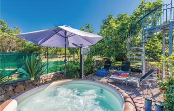 Nice apartment in Malinska with 3 Bedrooms, Jacuzzi and WiFi
