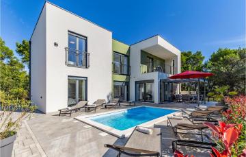 Amazing home in Medulin with WiFi, 4 Bedrooms and Outdoor swimming pool