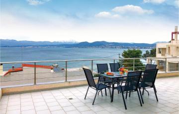 Stunning home in Chalkida with 3 Bedrooms and WiFi