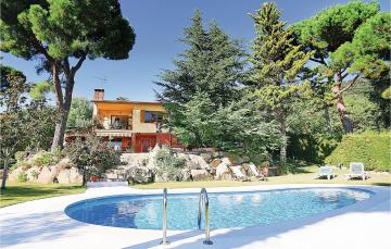 Beautiful apartment in Santa Cristina dAro with 4 Bedrooms, WiFi and Outdoor swimming pool