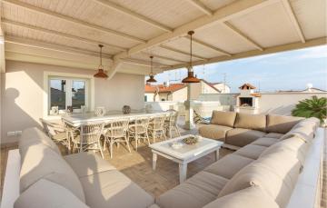 Beautiful apartment in Viareggio with 3 Bedrooms, Jacuzzi and Sauna