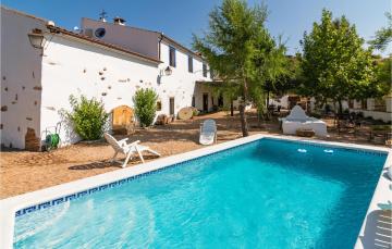 Beautiful home in Alcaracejos with 6 Bedrooms, WiFi and Outdoor swimming pool