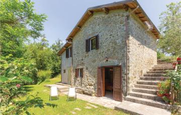 Stunning home in Casoli LU with 2 Bedrooms