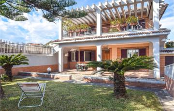Nice apartment in Davoli Marina with 2 Bedrooms and WiFi