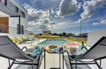 700 Meter zum Strand mit Privatpool, WLAN, Meerblick